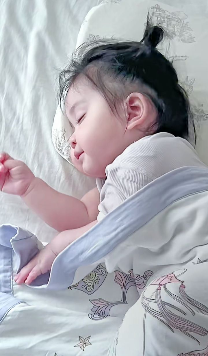 Bật điều hòa thì sợ con lạnh, đắp chăn lại sợ con nóng: Dấu hiệu nào để nhận biết trẻ bị nóng khi đang ngủ- Ảnh 4.