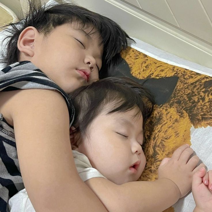 Bật điều hòa thì sợ con lạnh, đắp chăn lại sợ con nóng: Dấu hiệu nào để nhận biết trẻ bị nóng khi đang ngủ- Ảnh 3.