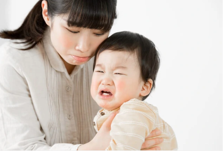 Trẻ đang vui chợt khóc ré khi có người lạ: 4 lý do có thể khiến mẹ giật mình- Ảnh 2. Trẻ đang vui chợt khóc ré khi có người lạ: 4 lý do có thể khiến mẹ giật mình- Ảnh 2.