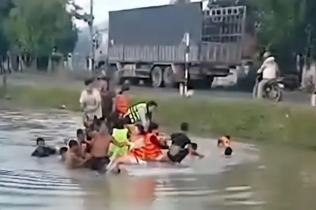 Phú Yên: 13 người trong ô tô thoát chết khi xe lao xuống mương nước sâu - Ảnh 1. Phú Yên: 13 người trong ô tô thoát chết khi xe lao xuống mương nước sâu - Ảnh 1.