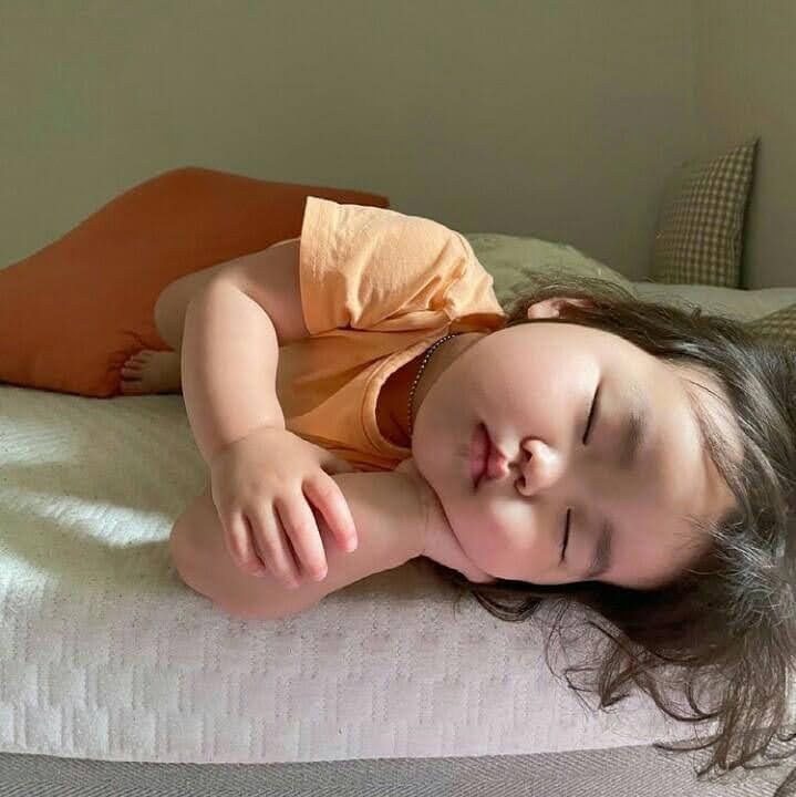 Bật điều hòa thì sợ con lạnh, đắp chăn lại sợ con nóng: Dấu hiệu nào để nhận biết trẻ bị nóng khi đang ngủ- Ảnh 2.