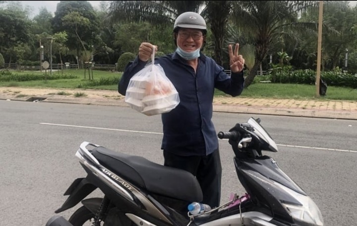 Tài tử nổi tiếng từng 'đếm tiền mỏi tay' giờ đi bán bánh, làm shipper - Ảnh 2. Tài tử nổi tiếng từng 'đếm tiền mỏi tay' giờ đi bán bánh, làm shipper - Ảnh 2.