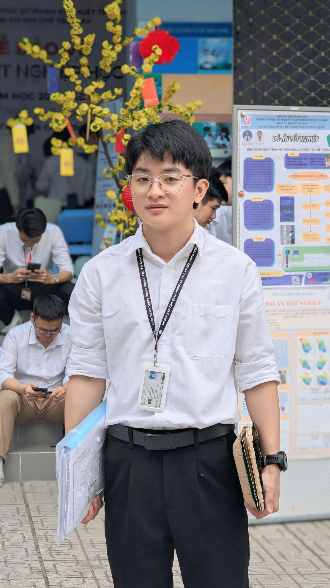 Nam sinh tốt nghiệp bằng xuất sắc bằng Nam sinh tốt nghiệp bằng xuất sắc bằng