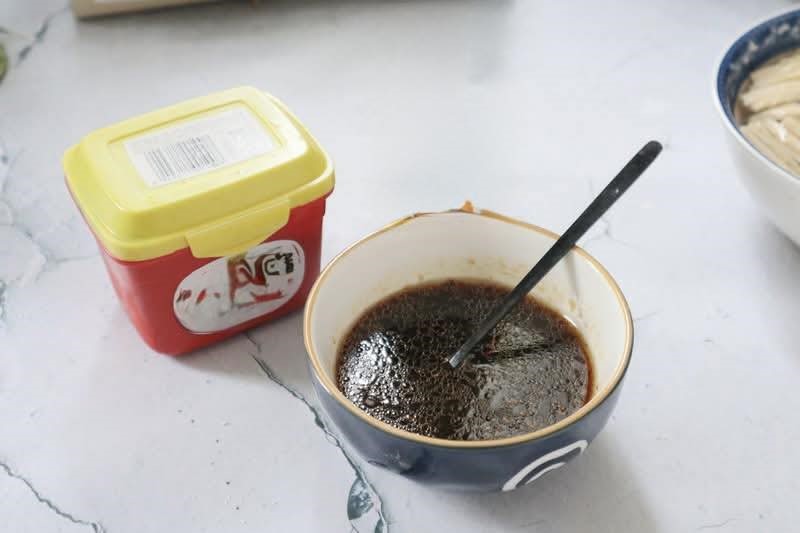Món kho này dùng toàn nguyên liệu rẻ tiền, nấu cực dễ mà đưa cơm vô cùng - Ảnh 2. Món kho này dùng toàn nguyên liệu rẻ tiền, nấu cực dễ mà đưa cơm vô cùng - Ảnh 2.