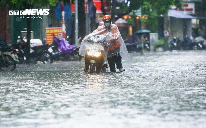 Hà Nội mưa lớn, nguy cơ ngập úng loạt tuyến phố và dự báo thời tiết 10 ngày - Ảnh 1. Hà Nội mưa lớn, nguy cơ ngập úng loạt tuyến phố và dự báo thời tiết 10 ngày - Ảnh 1.