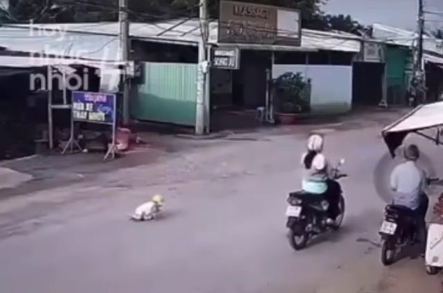 Phẫn nộ cảnh mẹ bỏ con 18 tháng tuổi giữa đường đông xe cộ - Ảnh 3. Phẫn nộ trước clip mẹ bỏ con 18 tháng tuổi giữa đường lộ đông xe cộ - Ảnh 2.