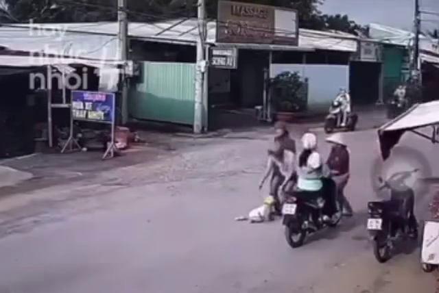 Phẫn nộ cảnh mẹ bỏ con 18 tháng tuổi giữa đường đông xe cộ - Ảnh 4. Phẫn nộ trước clip mẹ bỏ con 18 tháng tuổi giữa đường lộ đông xe cộ - Ảnh 3.