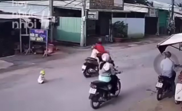Phẫn nộ cảnh mẹ bỏ con 18 tháng tuổi giữa đường đông xe cộ - Ảnh 2. Phẫn nộ trước clip mẹ bỏ con 18 tháng tuổi giữa đường lộ đông xe cộ - Ảnh 1.