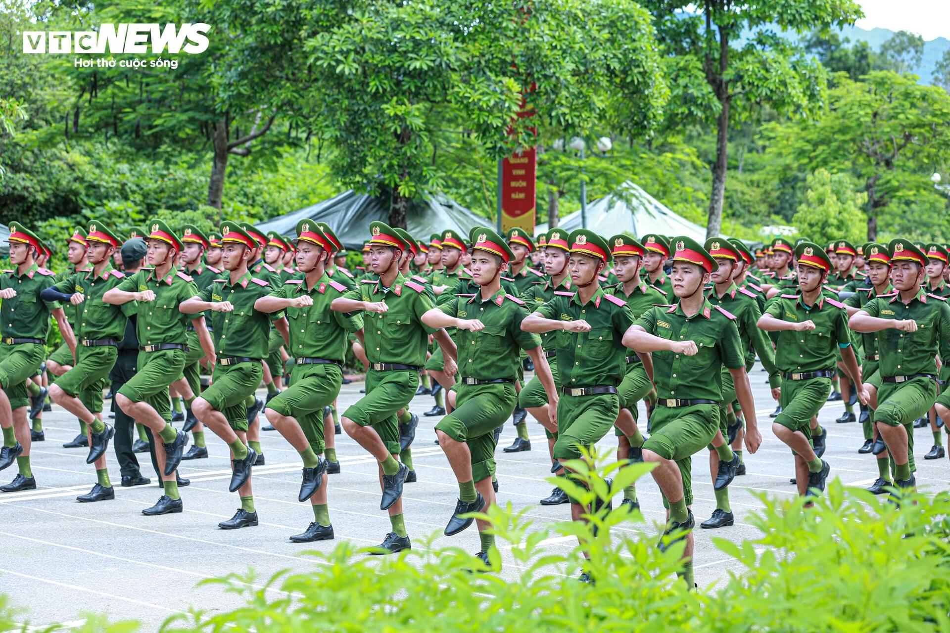 Chiến sĩ luyện tập dưới nắng lửa, chuẩn bị diễu binh Quốc khánh 2/9 - Ảnh 14. Chiến sĩ luyện tập dưới nắng lửa, chuẩn bị diễu binh Quốc khánh 2/9 - Ảnh 14.