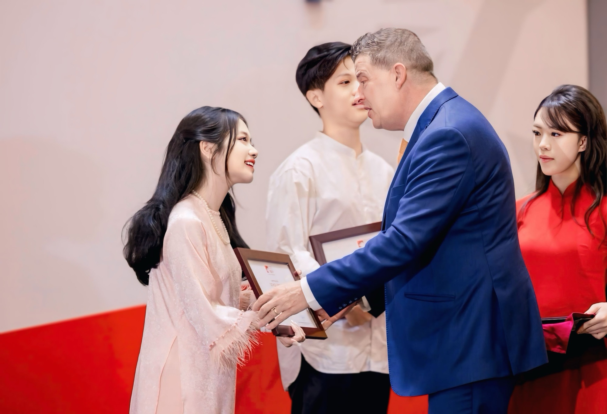Gái xinh Bắc Bling giành học bổng gần 1 tỷ đồng của BUV, tất cả nhờ câu nói 7 chữ từ mẹ: "Ước gì con được học ở đây!" - Ảnh 4. Gái xinh Bắc Bling giành học bổng gần 1 tỷ đồng của BUV, tất cả nhờ câu nói 7 chữ từ mẹ: "Ước gì con được học ở đây!" - Ảnh 4.
