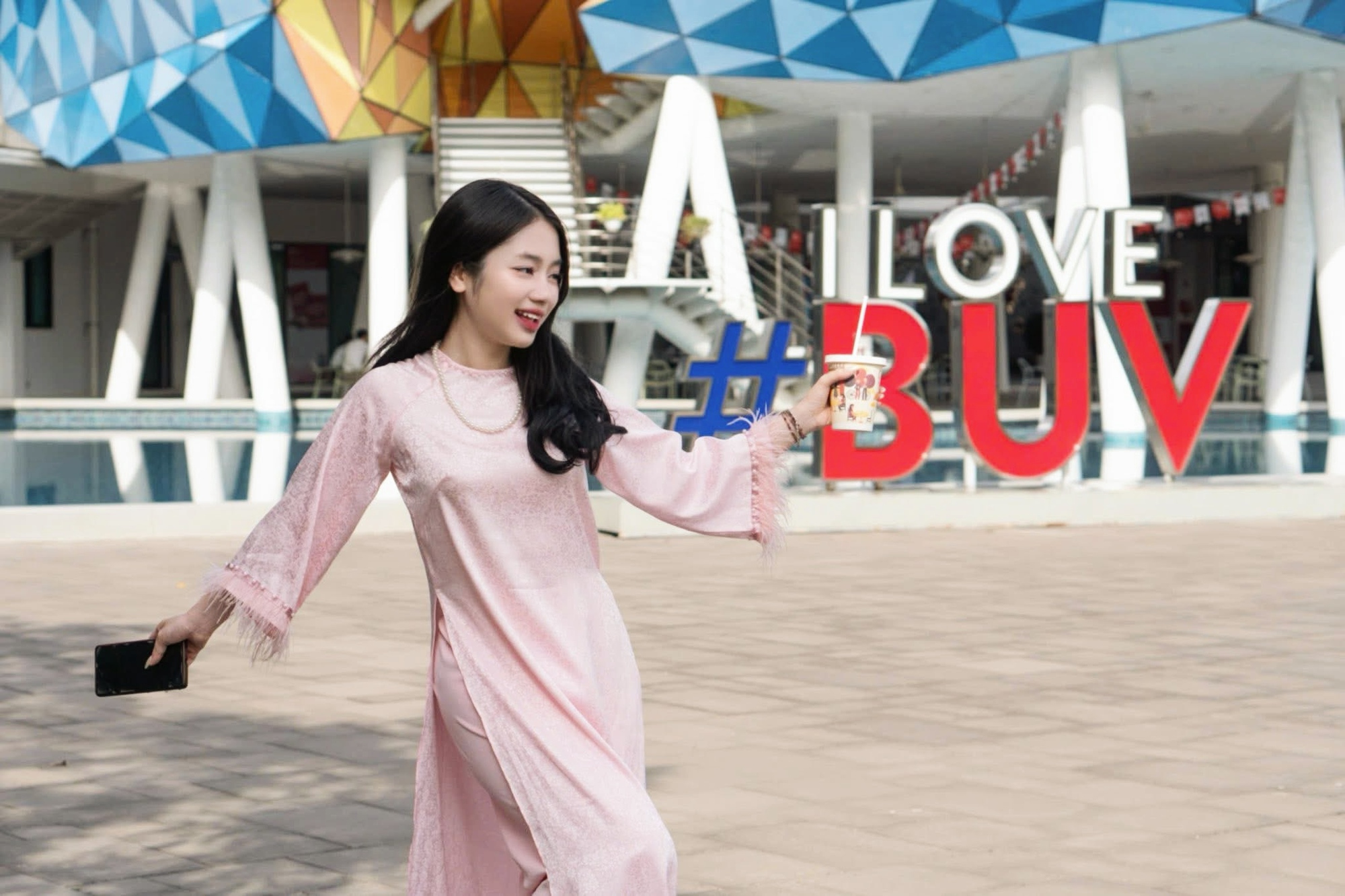 Gái xinh Bắc Bling giành học bổng gần 1 tỷ đồng của BUV, tất cả nhờ câu nói 7 chữ từ mẹ: "Ước gì con được học ở đây!" - Ảnh 3. Gái xinh Bắc Bling giành học bổng gần 1 tỷ đồng của BUV, tất cả nhờ câu nói 7 chữ từ mẹ: "Ước gì con được học ở đây!" - Ảnh 3.