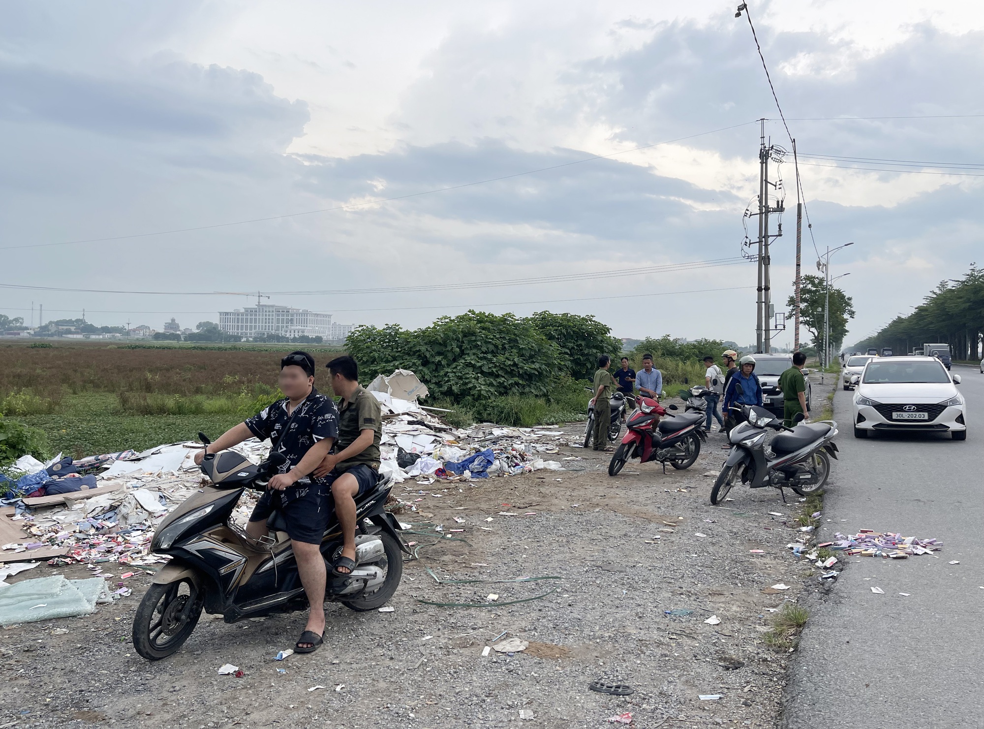 Hàng nghìn thỏi son bị đổ bỏ ven đường ở Hà Nội, người dân vô tư nhặt mang về dùng: "Nãy tôi dùng rồi, có sao đâu" - Ảnh 2. Hàng nghìn thỏi son bị đổ bỏ ven đường ở Hà Nội, người dân vô tư nhặt mang về dùng: "Nãy tôi dùng rồi, có sao đâu" - Ảnh 2.