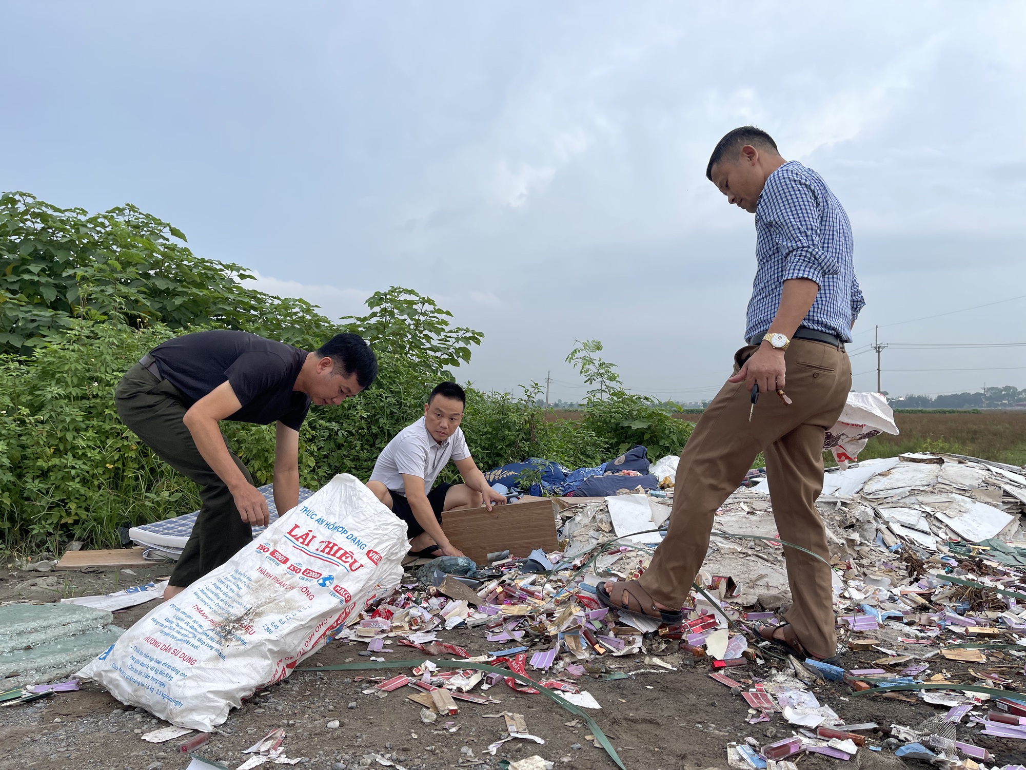 Hàng nghìn thỏi son bị đổ bỏ ven đường ở Hà Nội, người dân vô tư nhặt mang về dùng: "Nãy tôi dùng rồi, có sao đâu" - Ảnh 3. Hàng nghìn thỏi son bị đổ bỏ ven đường ở Hà Nội, người dân vô tư nhặt mang về dùng: "Nãy tôi dùng rồi, có sao đâu" - Ảnh 3.