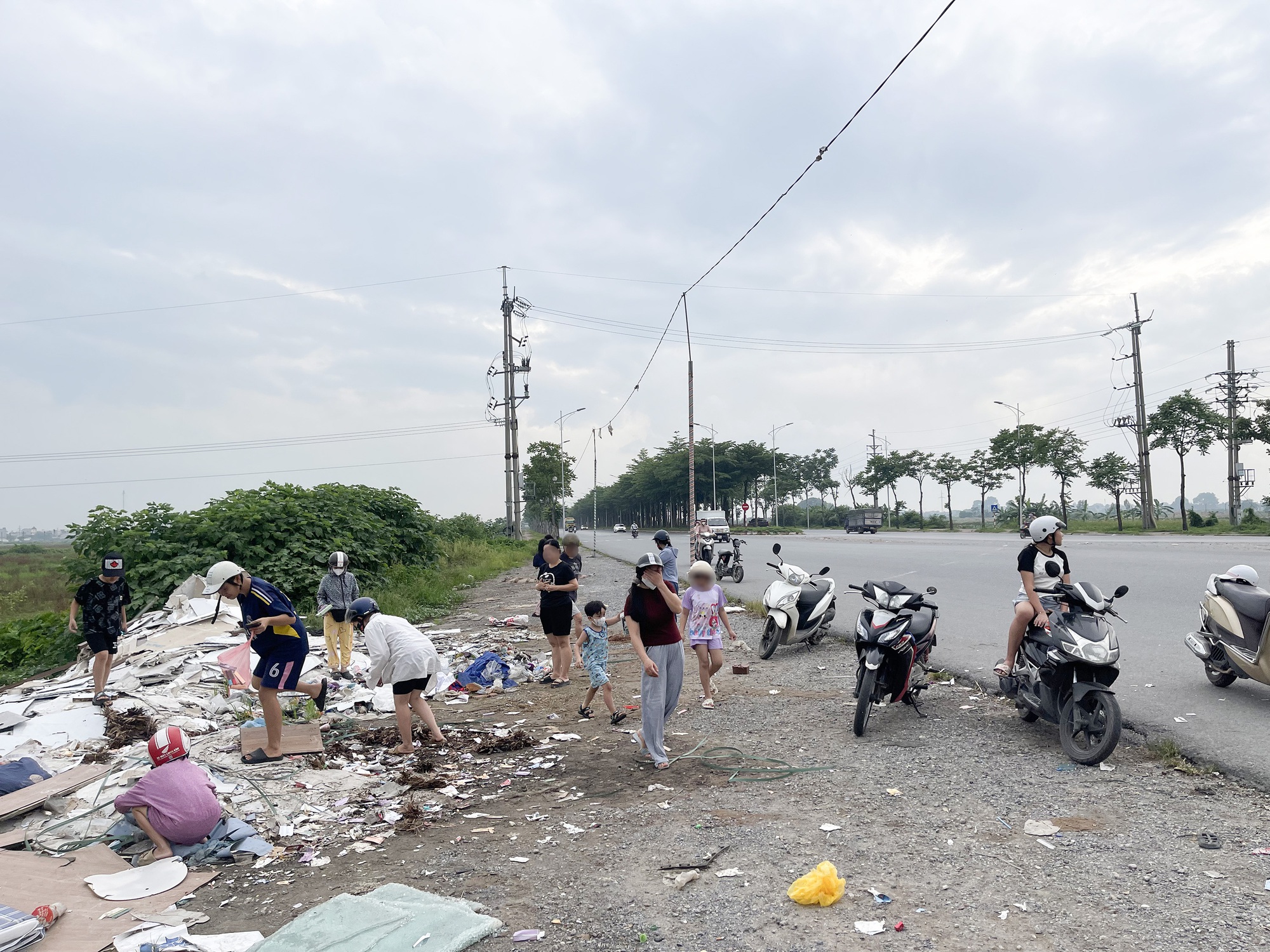 Hàng nghìn thỏi son bị đổ bỏ ven đường ở Hà Nội, người dân vô tư nhặt mang về dùng: "Nãy tôi dùng rồi, có sao đâu" - Ảnh 6. Hàng nghìn thỏi son bị đổ bỏ ven đường ở Hà Nội, người dân vô tư nhặt mang về dùng: "Nãy tôi dùng rồi, có sao đâu" - Ảnh 6.