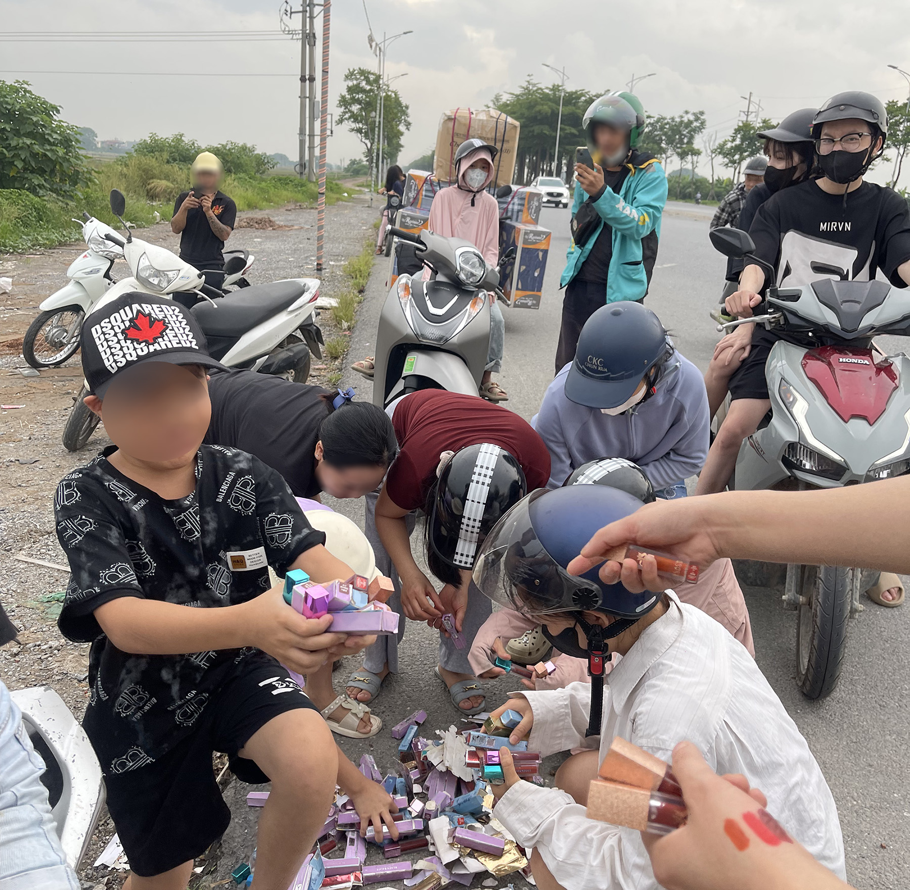 Hàng nghìn thỏi son bị đổ bỏ ven đường ở Hà Nội, người dân vô tư nhặt mang về dùng: "Nãy tôi dùng rồi, có sao đâu" - Ảnh 7. Hàng nghìn thỏi son bị đổ bỏ ven đường ở Hà Nội, người dân vô tư nhặt mang về dùng: "Nãy tôi dùng rồi, có sao đâu" - Ảnh 7.