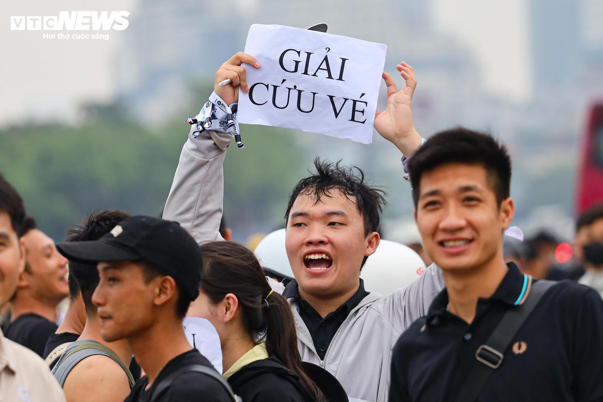 Ngay sát đêm nhạc G-Dragon, phe vé cuống cuồng giảm giá, xin được 'giải cứu' - Ảnh 7. Ngay sát đêm nhạc G-Dragon, phe vé cuống cuồng giảm giá, xin được 'giải cứu' - Ảnh 7.