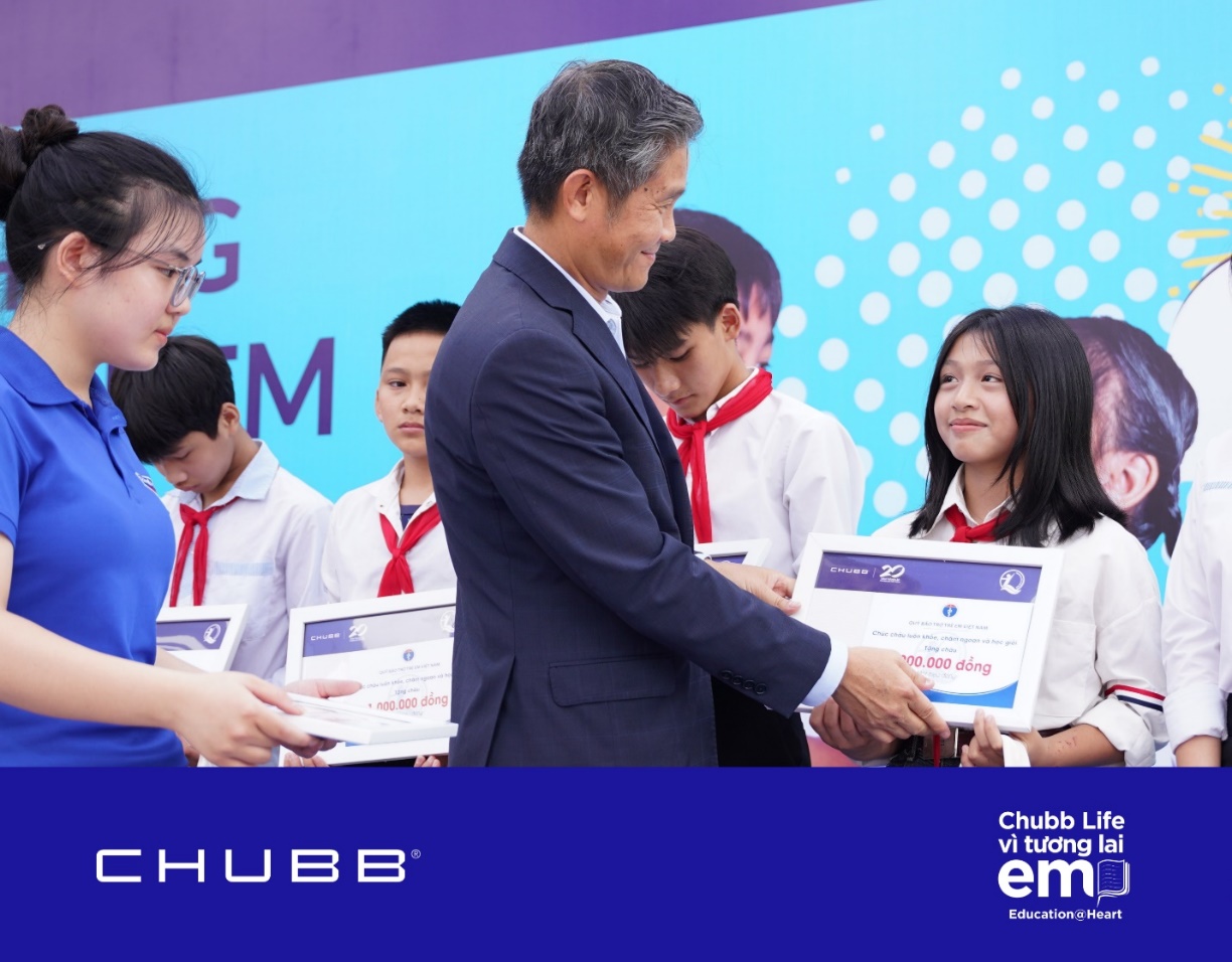 Trao tặng gần 2.000 học bổng v&agrave; qu&agrave; tặng, Chubb Life Việt Nam tiếp th&ecirc;m động lực cho trẻ em hiếu học nh&acirc;n Th&aacute;ng H&agrave;nh động v&igrave; trẻ em - Ảnh 1.