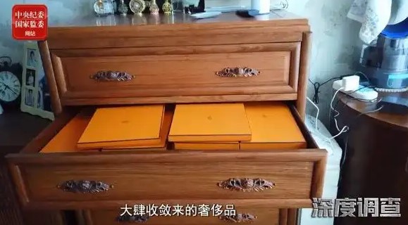 Choáng ngợp trong phòng chứa &quot;đồ tùy táng&quot; của bà trùm ngân hàng Trung Quốc: Giá của tham nhũng không rẻ! - Ảnh 4.