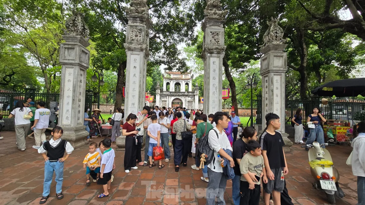 Sĩ tử cầm bút, phiếu dự thi lên Văn Miếu cầu may trước kỳ thi THPT 2025 - Ảnh 1. Sĩ tử cầm bút, phiếu dự thi lên Văn Miếu cầu may trước kỳ thi THPT 2025 - Ảnh 1.