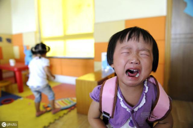 Bé gái 4 tuổi tan học 3 ngày liên tiếp không ai đến đón, cô giáo mở cặp ra xem thì chết lặng - Ảnh 1. Bé gái 4 tuổi tan học 3 ngày liên tiếp không ai đến đón, cô giáo mở cặp ra xem thì chết lặng - Ảnh 1.