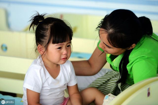 Bé gái 4 tuổi tan học 3 ngày liên tiếp không ai đến đón, cô giáo mở cặp ra xem thì chết lặng - Ảnh 2. Bé gái 4 tuổi tan học 3 ngày liên tiếp không ai đến đón, cô giáo mở cặp ra xem thì chết lặng - Ảnh 2.