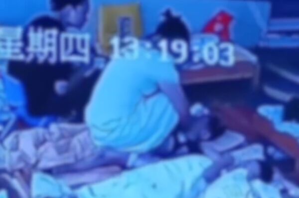 Giáo viên mầm non ngồi đè lên mặt học sinh để "dạy dỗ", đoạn video từ camera an ninh gây phẫn nộ - Ảnh 1. Giáo viên mầm non ngồi đè lên mặt học sinh để "dạy dỗ", đoạn video từ camera an ninh gây phẫn nộ - Ảnh 1.
