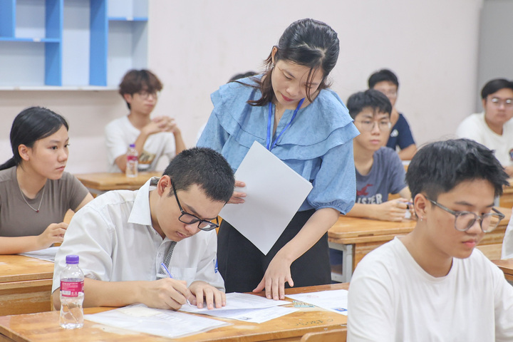 Các quy định trong phòng thi tốt nghiệp THPT 2025 thí sinh nhất thiết phải nhớ - Ảnh 1. Các quy định trong phòng thi tốt nghiệp THPT 2025 thí sinh nhất thiết phải nhớ - Ảnh 1.