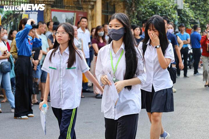 Hơn 1 điểm/môn cũng đỗ vào lớp 10 công lập 2025 - Ảnh 1. Hơn 1 điểm/môn cũng đỗ vào lớp 10 công lập 2025 - Ảnh 1.