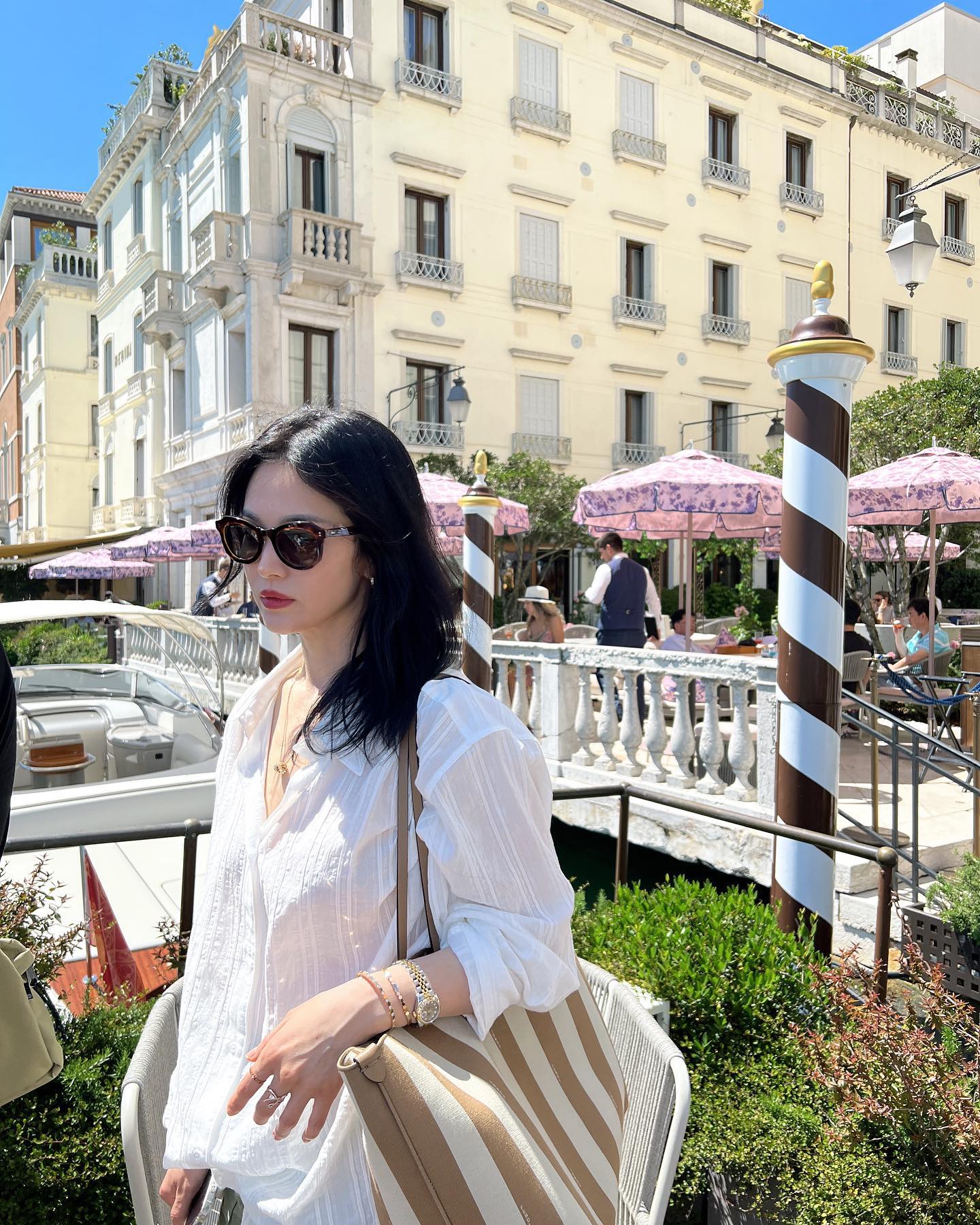 Song Hye Kyo mới có loạt outfit đi du lịch siêu trẻ và đẹp, phụ nữ trên 40 tuổi học theo là quá hợp - Ảnh 7. Song Hye Kyo mới có loạt outfit đi du lịch siêu trẻ và đẹp, phụ nữ trên 40 tuổi học theo là quá hợp - Ảnh 7.