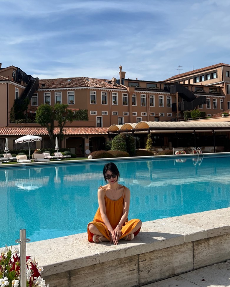 Song Hye Kyo mới có loạt outfit đi du lịch siêu trẻ và đẹp, phụ nữ trên 40 tuổi học theo là quá hợp - Ảnh 6. Song Hye Kyo mới có loạt outfit đi du lịch siêu trẻ và đẹp, phụ nữ trên 40 tuổi học theo là quá hợp - Ảnh 6.