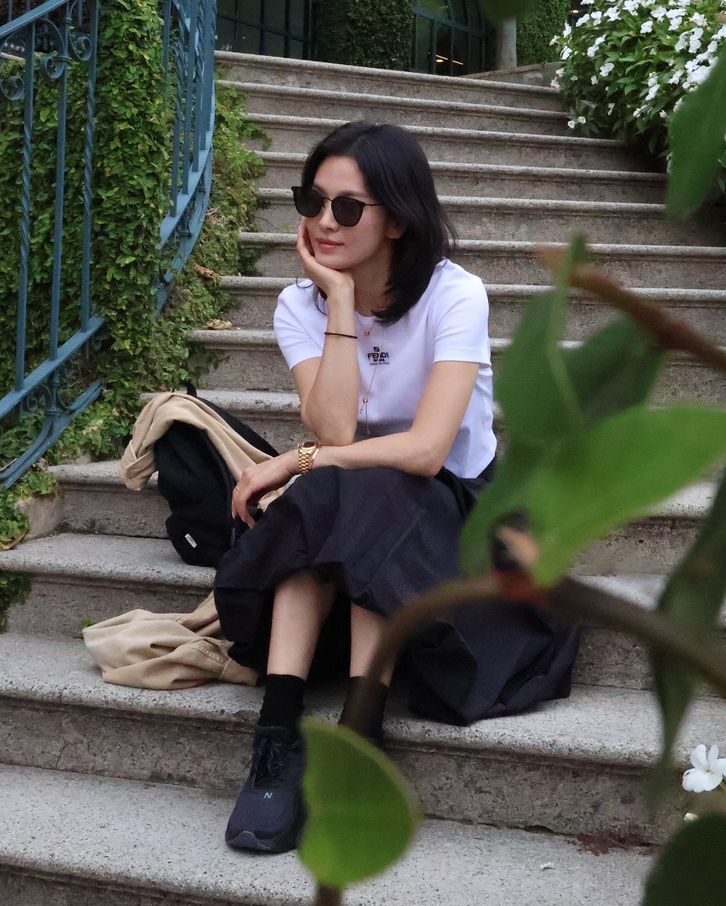 Song Hye Kyo mới có loạt outfit đi du lịch siêu trẻ và đẹp, phụ nữ trên 40 tuổi học theo là quá hợp - Ảnh 5. Song Hye Kyo mới có loạt outfit đi du lịch siêu trẻ và đẹp, phụ nữ trên 40 tuổi học theo là quá hợp - Ảnh 5.