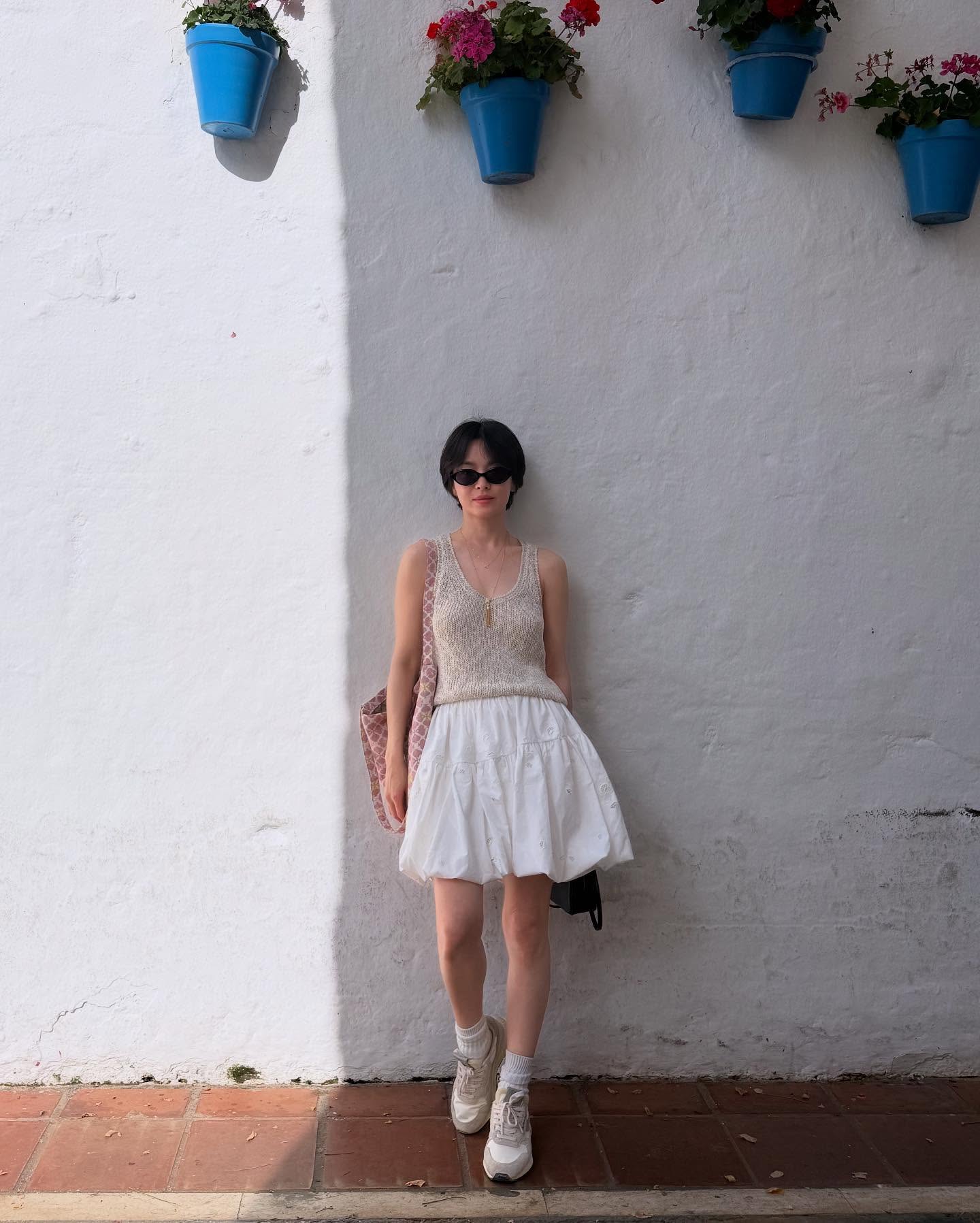 Song Hye Kyo mới có loạt outfit đi du lịch siêu trẻ và đẹp, phụ nữ trên 40 tuổi học theo là quá hợp - Ảnh 1. Song Hye Kyo mới có loạt outfit đi du lịch siêu trẻ và đẹp, phụ nữ trên 40 tuổi học theo là quá hợp - Ảnh 1.