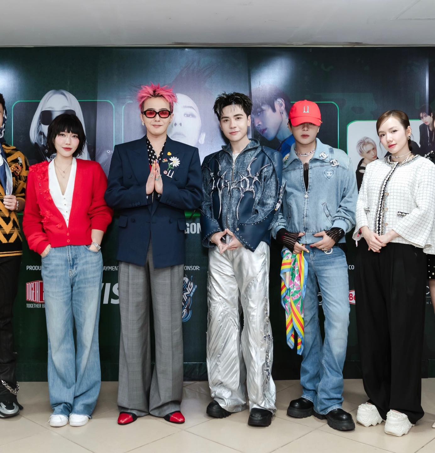 Sĩ đến hết đời: Diệu Nhi, Quang Hùng và dàn sao Việt "flex" ảnh chung sát rạt G-Dragon! - Ảnh 1. Sĩ đến hết đời: Diệu Nhi, Quang Hùng và dàn sao Việt "flex" ảnh chung sát rạt G-Dragon! - Ảnh 1.