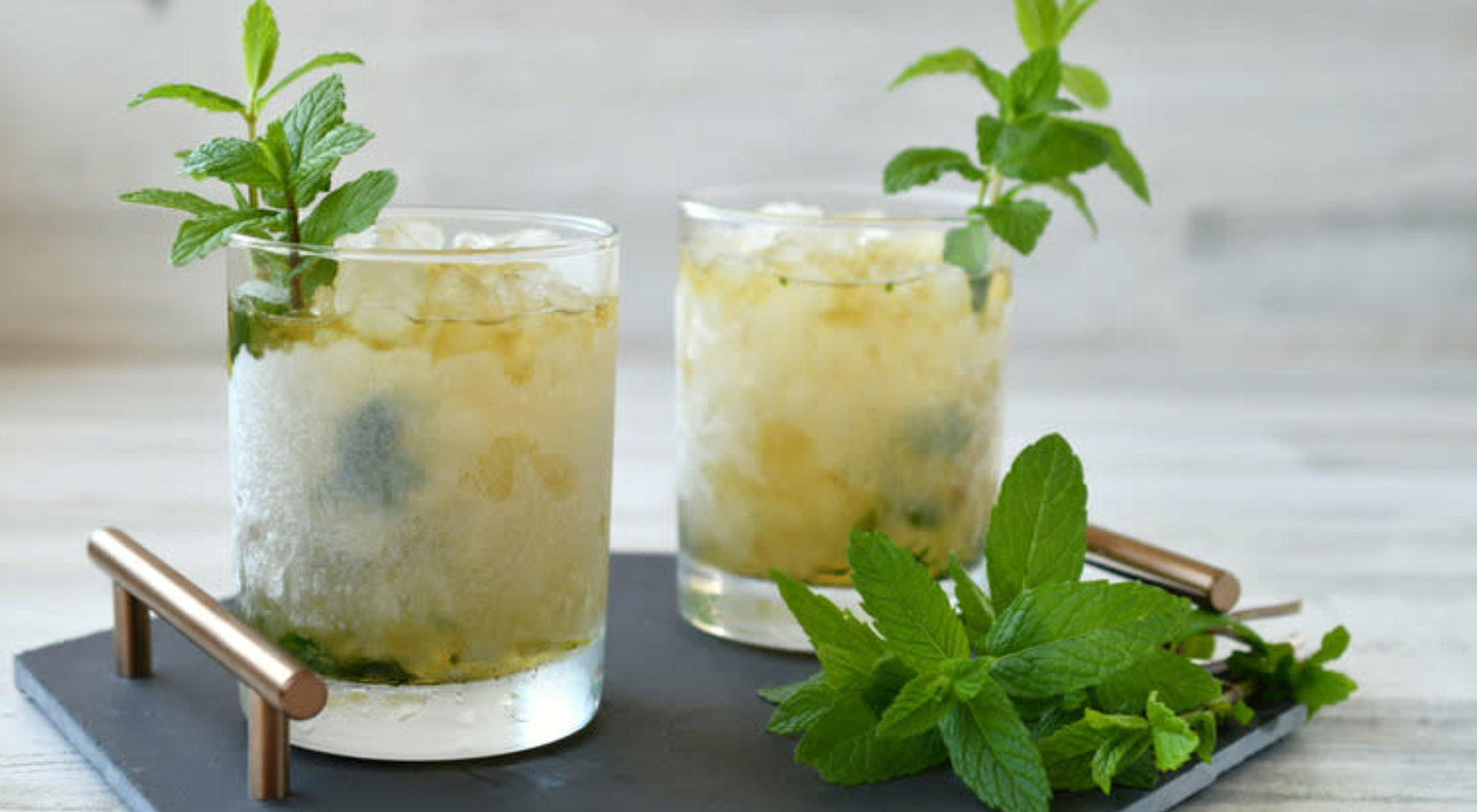 3 loại thảo mộc giúp ly cocktail mùa hè trở nên ‘bùng nổ’ - Ảnh 2. 3 loại thảo mộc giúp ly cocktail mùa hè trở nên ‘bùng nổ’ - Ảnh 1.