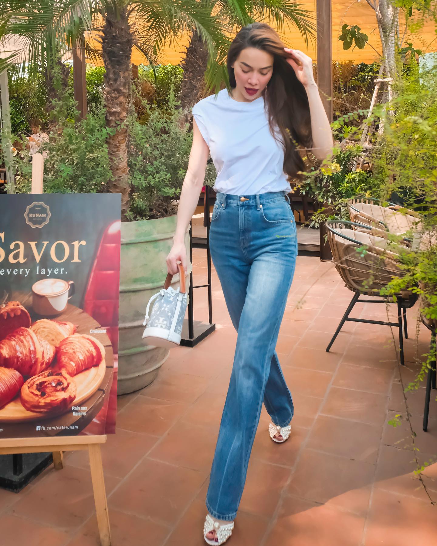 Quần jeans rất đơn giản nhưng sao Việt lại khéo mặc theo 10 cách long lanh, sang chảnh - Ảnh 10. Quần jeans rất đơn giản nhưng sao Việt lại khéo mặc theo 10 cách long lanh, sang chảnh - Ảnh 10.