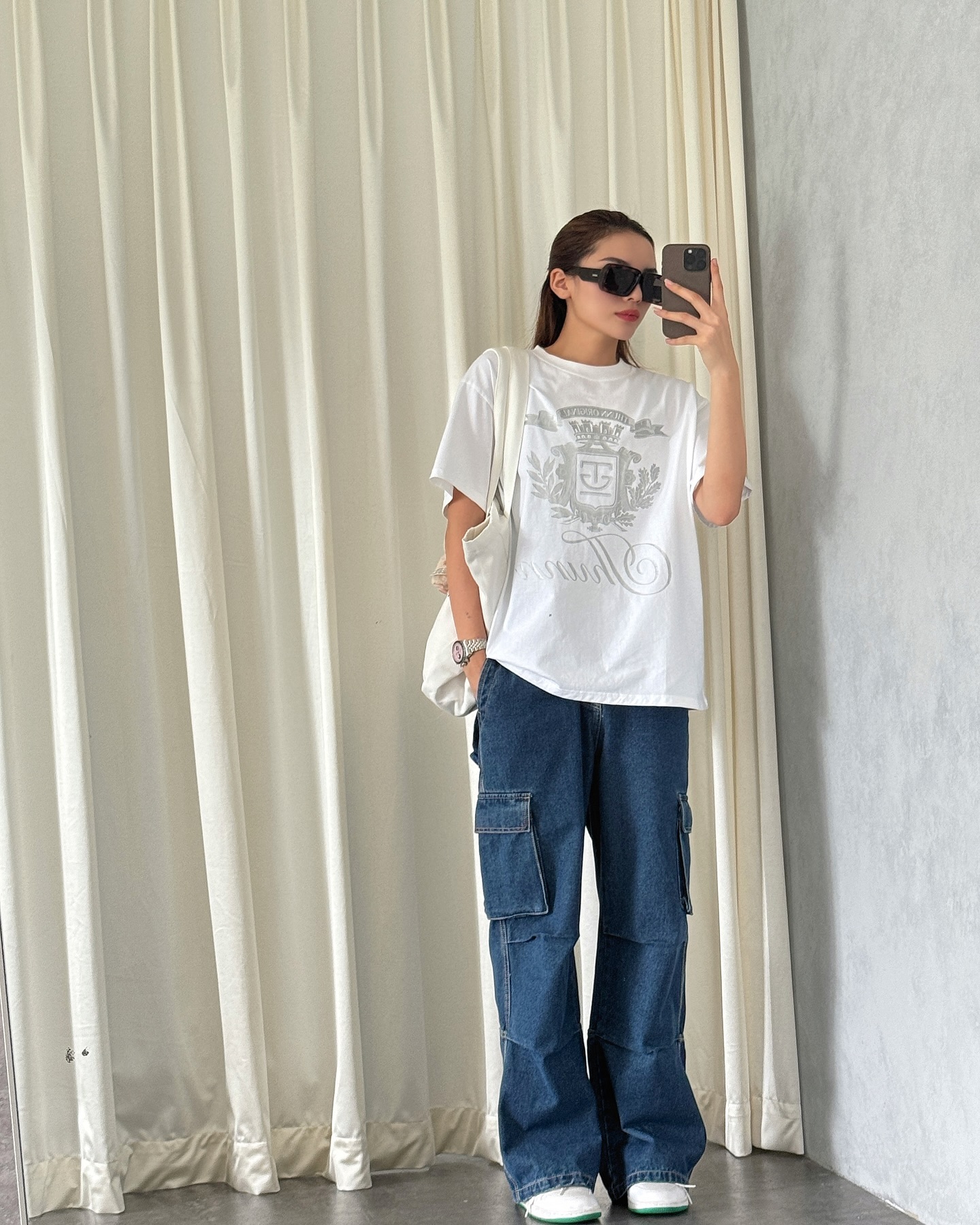 Quần jeans rất đơn giản nhưng sao Việt lại khéo mặc theo 10 cách long lanh, sang chảnh - Ảnh 9. Quần jeans rất đơn giản nhưng sao Việt lại khéo mặc theo 10 cách long lanh, sang chảnh - Ảnh 9.