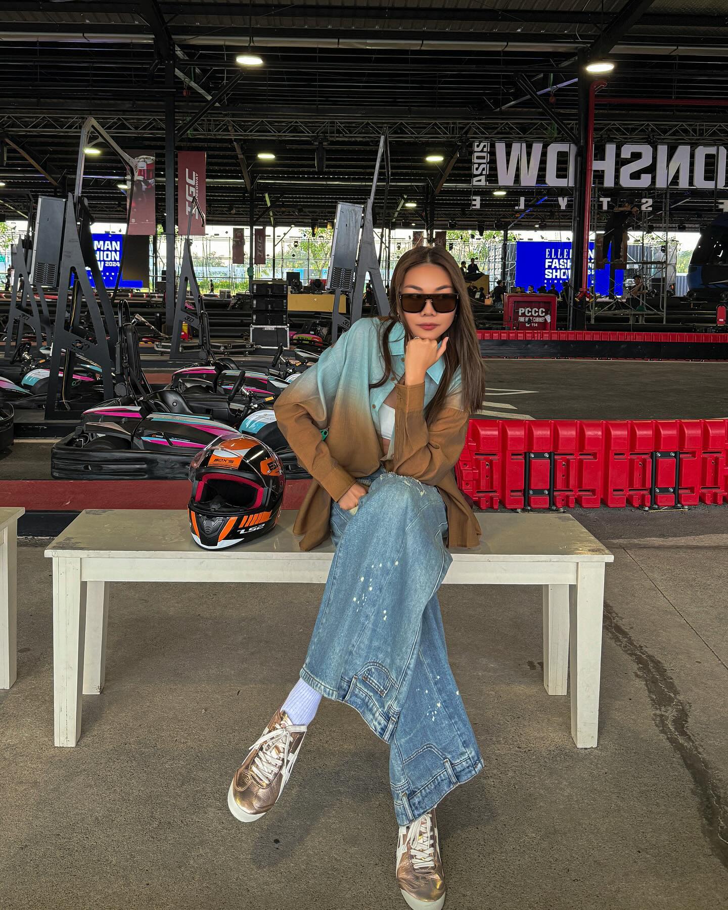Quần jeans rất đơn giản nhưng sao Việt lại khéo mặc theo 10 cách long lanh, sang chảnh - Ảnh 7. Quần jeans rất đơn giản nhưng sao Việt lại khéo mặc theo 10 cách long lanh, sang chảnh - Ảnh 7.