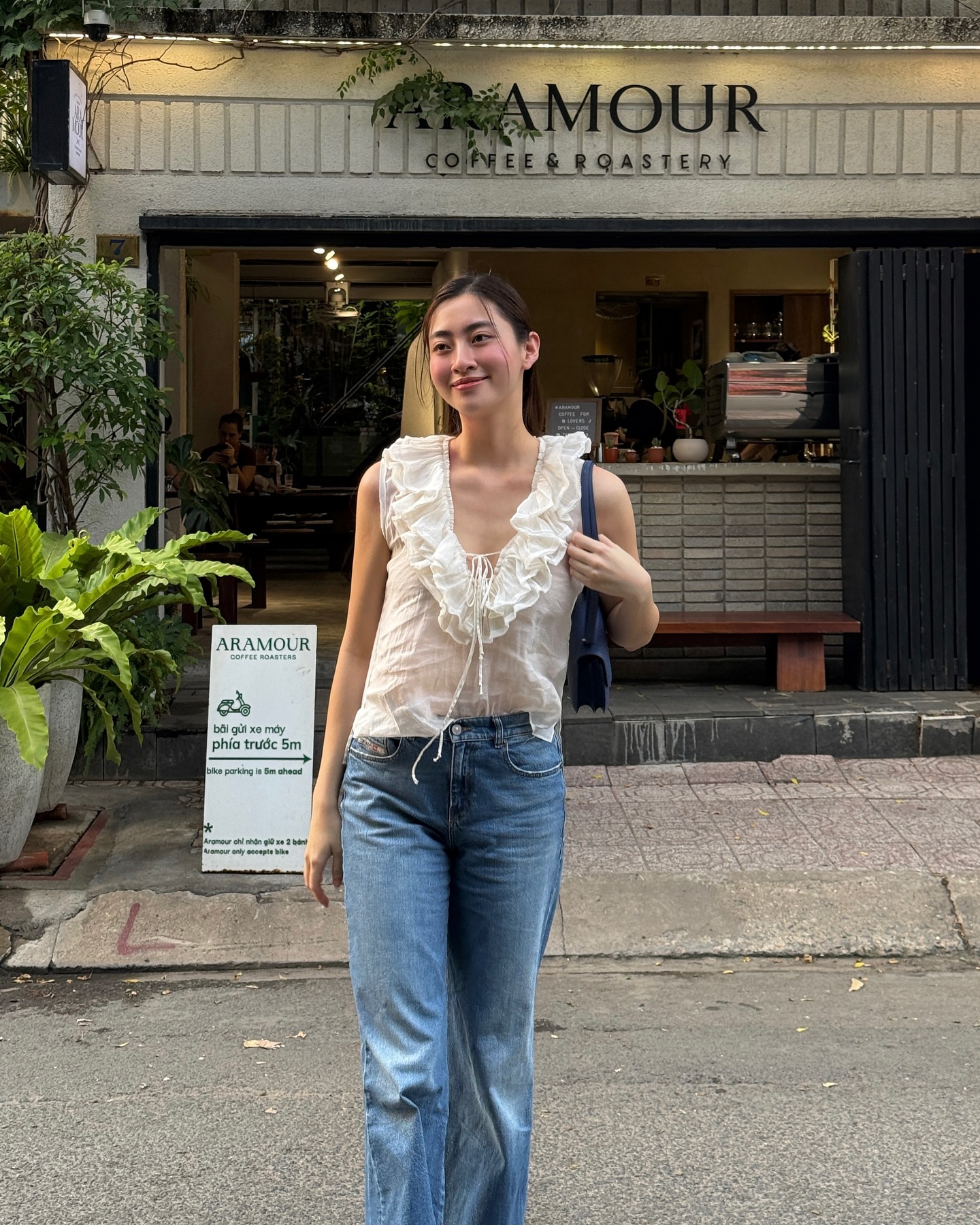 Quần jeans rất đơn giản nhưng sao Việt lại khéo mặc theo 10 cách long lanh, sang chảnh - Ảnh 5. Quần jeans rất đơn giản nhưng sao Việt lại khéo mặc theo 10 cách long lanh, sang chảnh - Ảnh 5.
