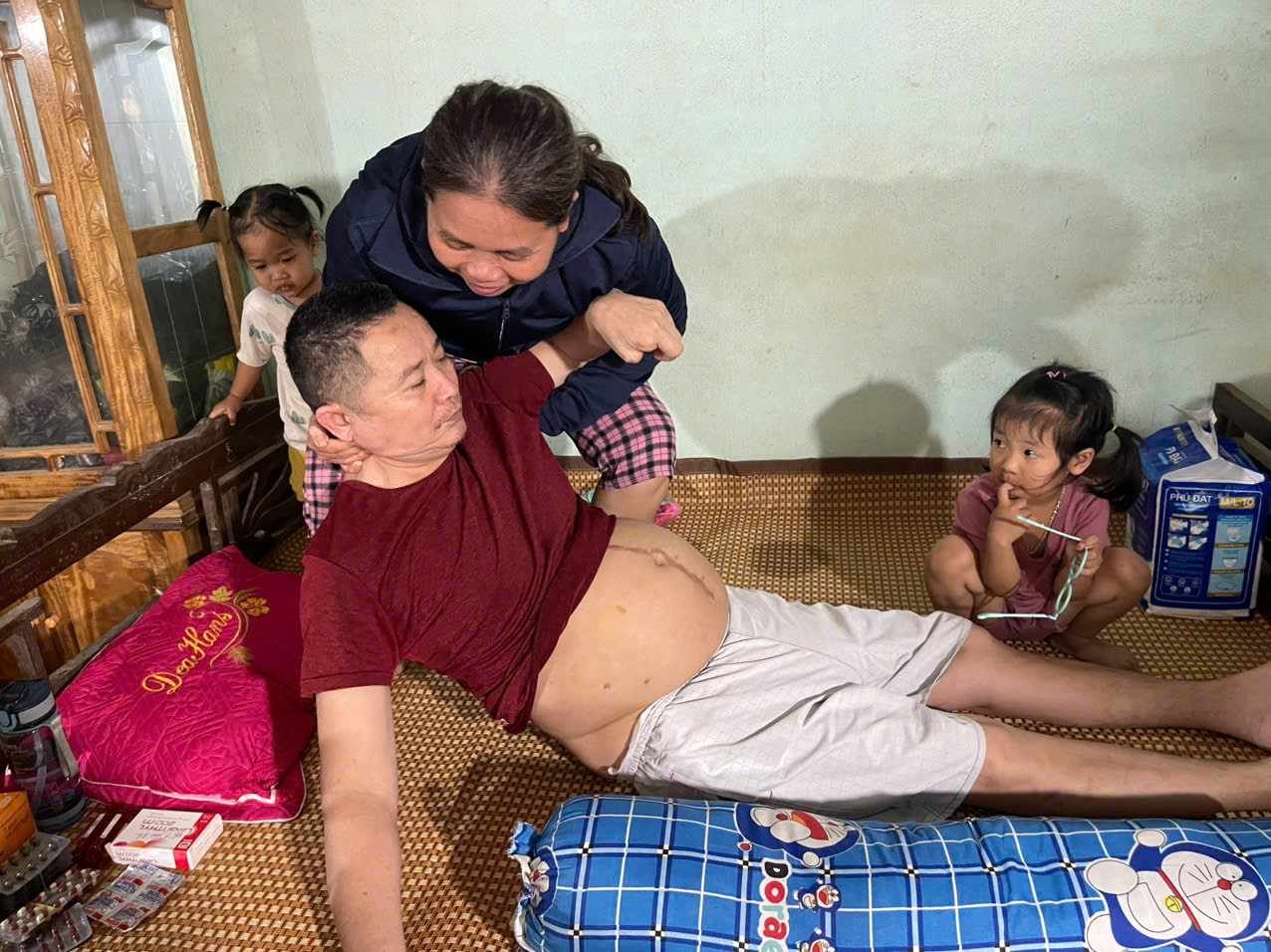 Hơn 77 triệu đồng đến với người phụ nữ có chồng gặp nạn, con dâu bỏ đi để lại 2 cháu nội thơ dại- Ảnh 2. Hơn 77 triệu đồng đến với người phụ nữ có chồng gặp nạn, con dâu bỏ đi để lại 2 cháu nội thơ dại- Ảnh 2.