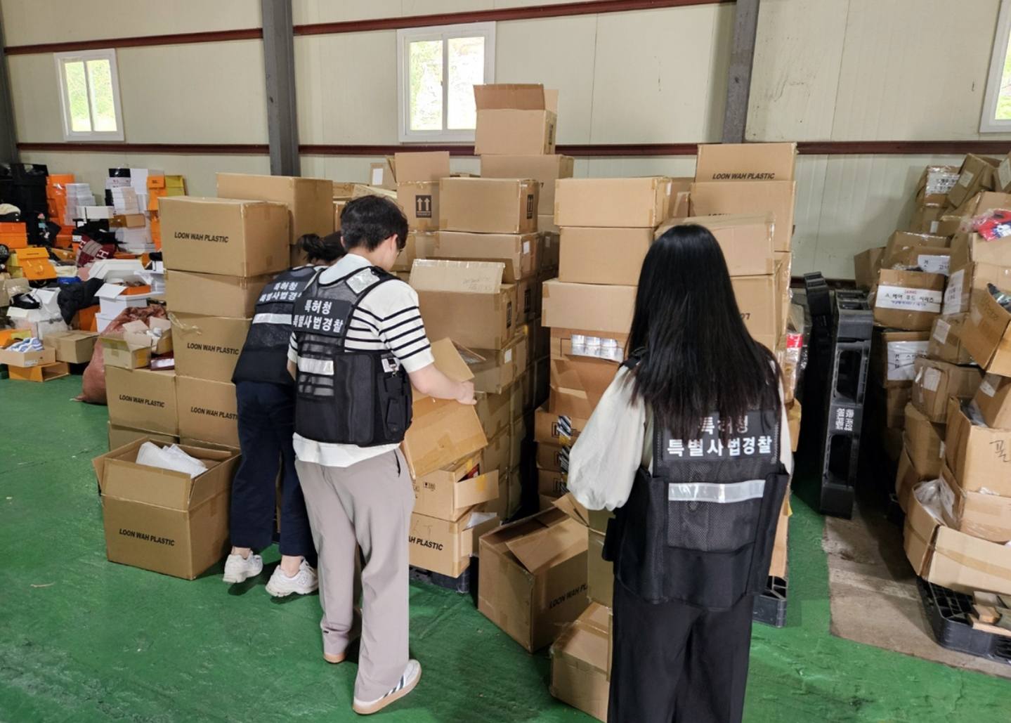 Triệt phá đường dây sản xuất mỹ phẩm giả tinh vi đến mức lừa được cả chuyên gia: SK-II, Kiehl's và Estée Lauder giả thực chất chỉ &quot;như nước lã&quot; - Ảnh 3.
