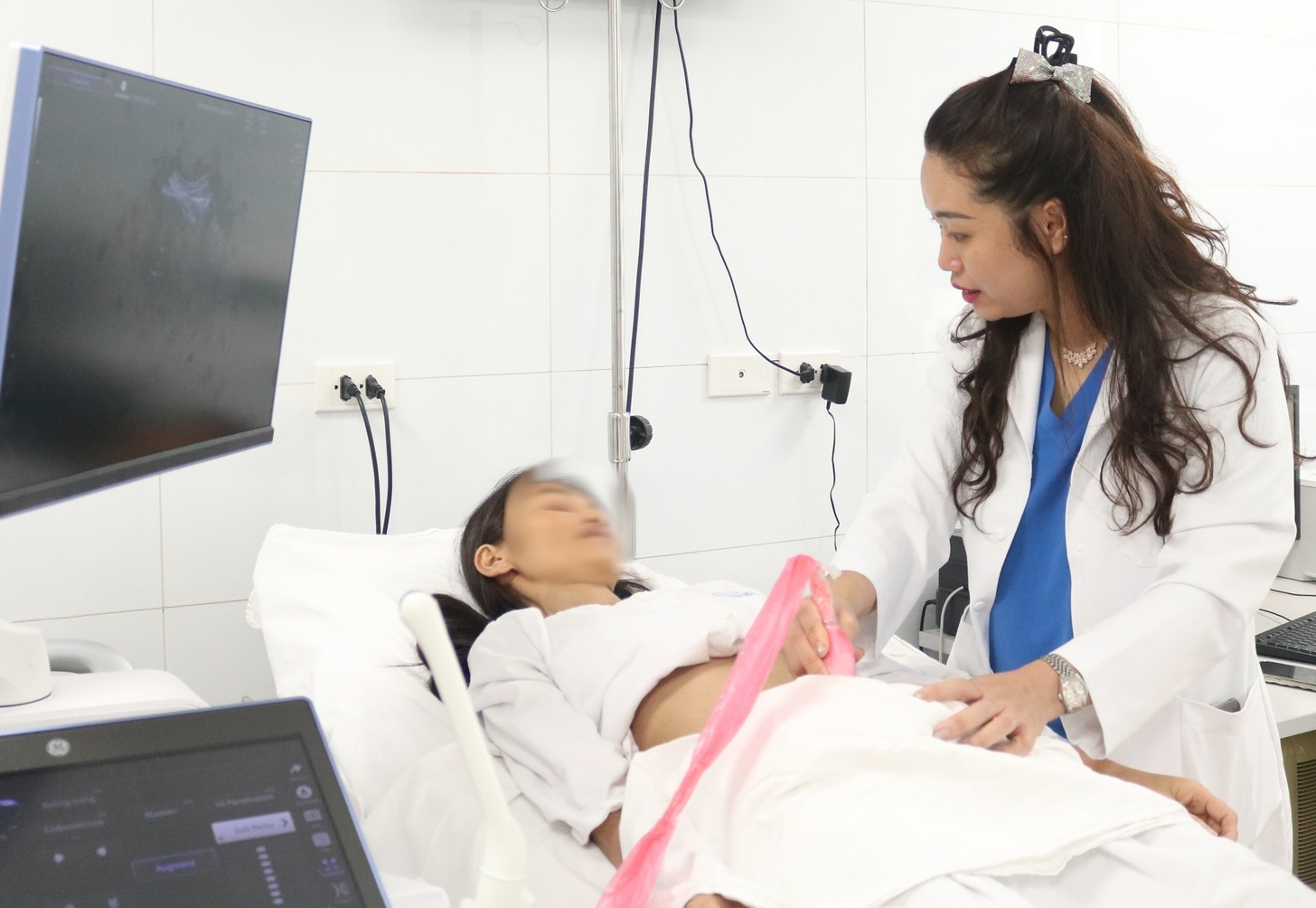 Bị lừa sạch tiền khi đang xếp h&agrave;ng chờ kh&aacute;m - Ảnh 2.