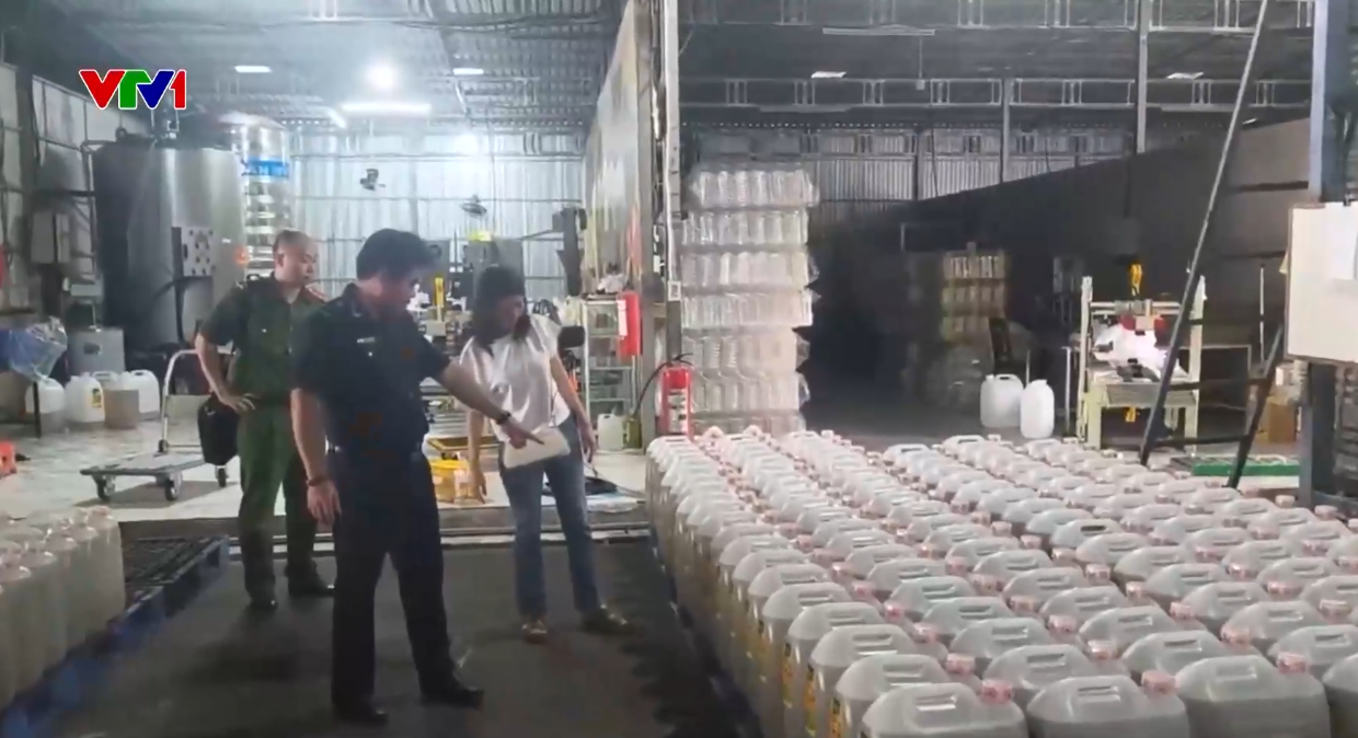 Kinh hoàng: Hàng chục nghìn tấn dầu dùng cho thức ăn chăn nuôi biến thành... dầu ăn cho người - Ảnh 2. Dầu làm thức ăn chăn nuôi thành thực phẩm cho người - Ảnh 2.