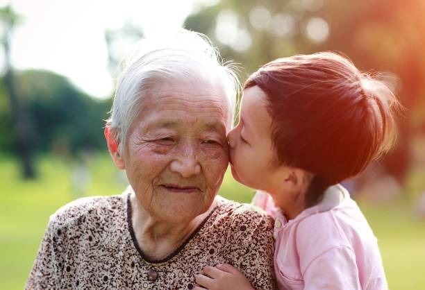 Phát hiện điều kỳ lạ: Những đứa trẻ được người già nuôi dưỡng, dù cháu hay chắt, đều có 3 đặc điểm chung- Ảnh 1. Phát hiện điều kỳ lạ: Những đứa trẻ được người già nuôi dưỡng, dù cháu hay chắt, đều có 3 đặc điểm chung- Ảnh 1.