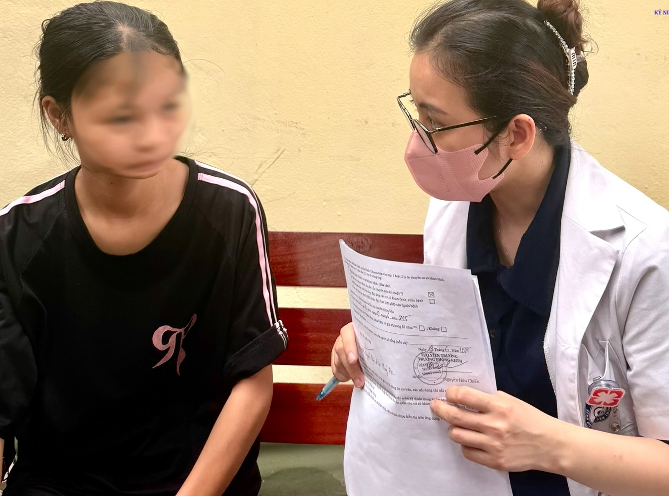 Bị lừa sạch tiền khi đang xếp h&agrave;ng chờ kh&aacute;m - Ảnh 1.