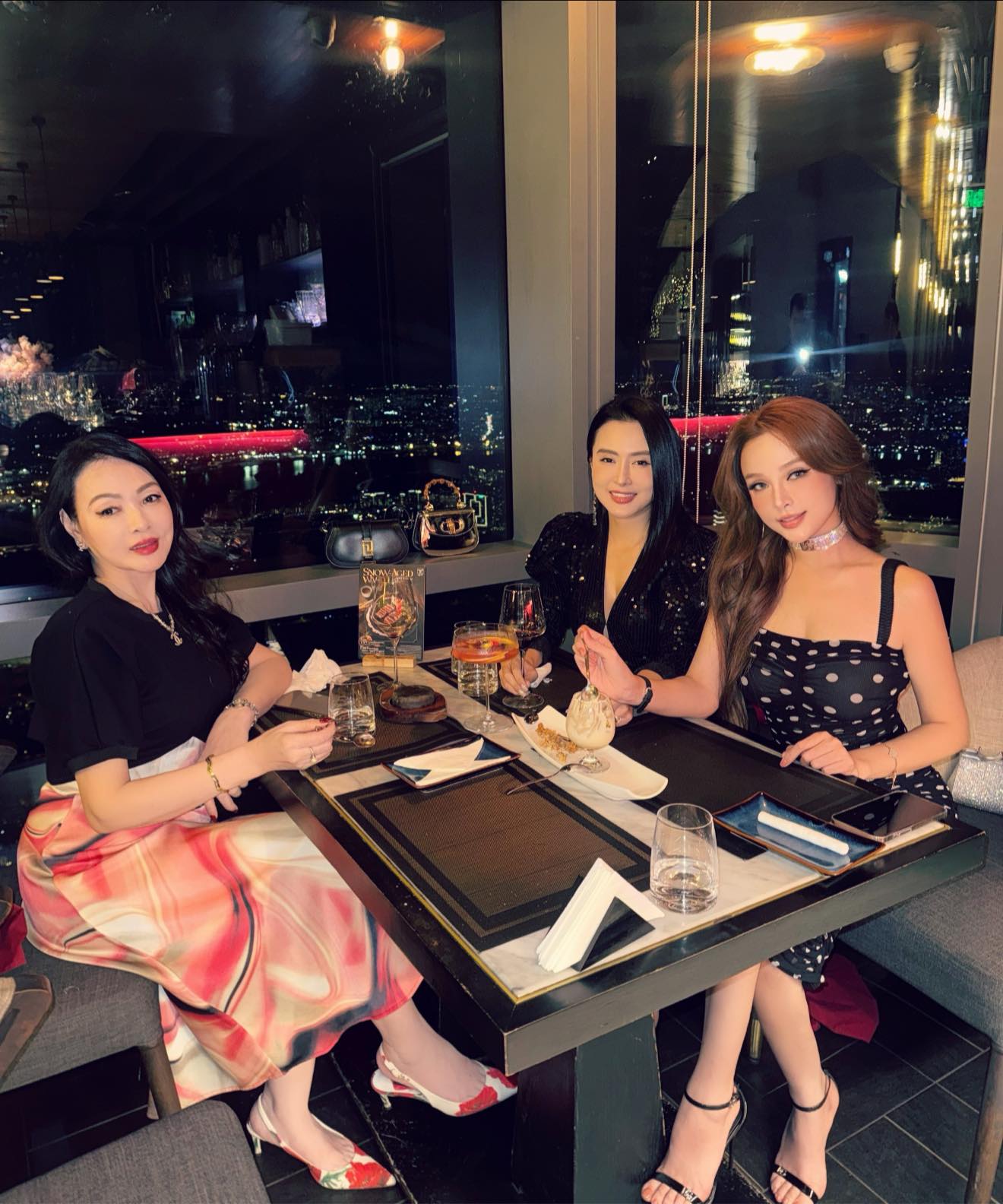 Huyền Baby đọ sắc cùng mẹ ruột và chị gái, dân mạng "lú lẫn" vì 3 mẹ con trẻ trung như nhau- Ảnh 3. Huyền Baby đọ sắc cùng mẹ ruột và chị gái, dân mạng "lú lẫn" vì 3 mẹ con trẻ trung như nhau- Ảnh 3.