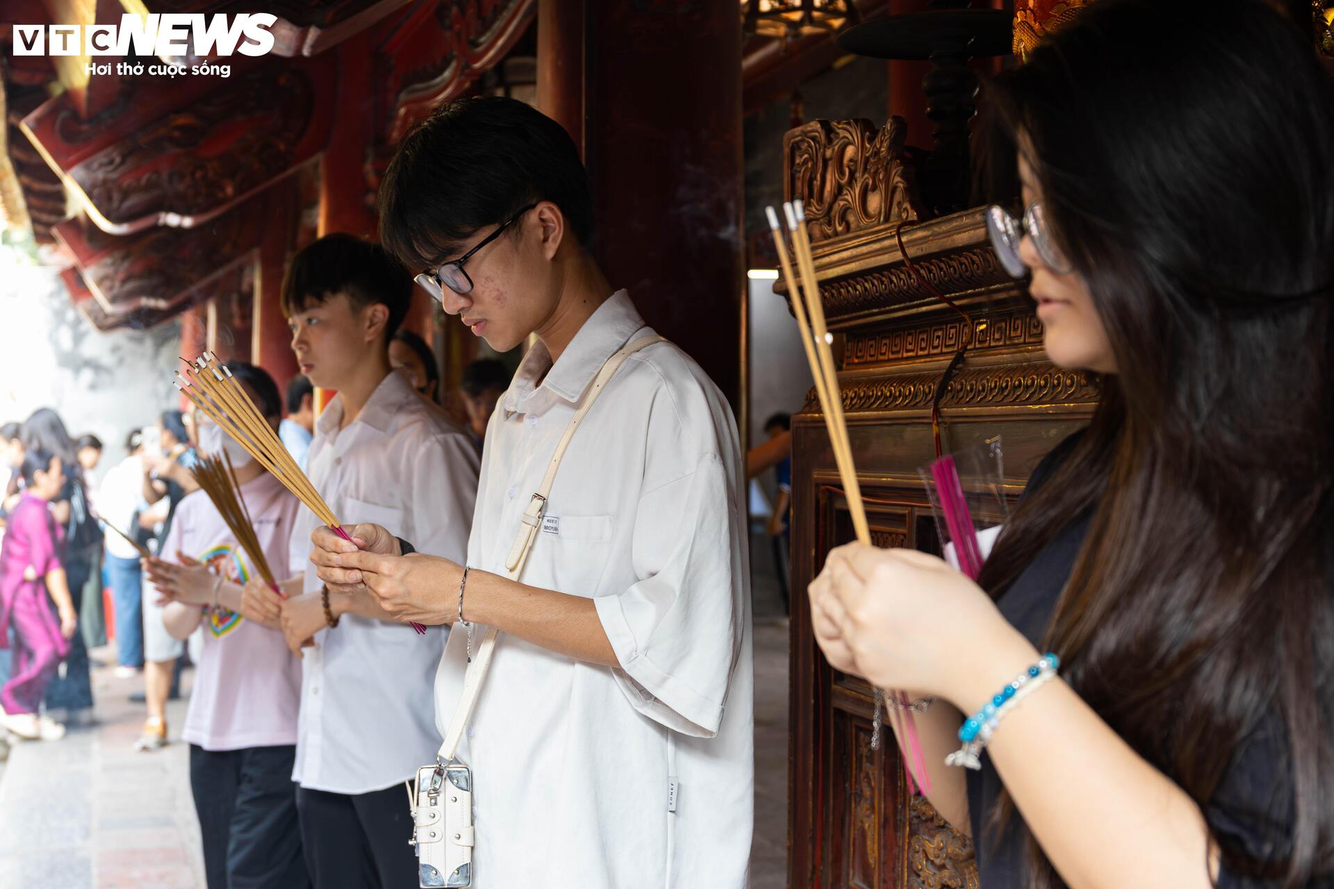 Sĩ tử mang bút, giấy báo thi đến Văn Miếu 'xin vía đỗ đại học' - Ảnh 3. Sĩ tử mang bút, giấy báo thi đến Văn Miếu 'xin vía đỗ đại học' - Ảnh 3.