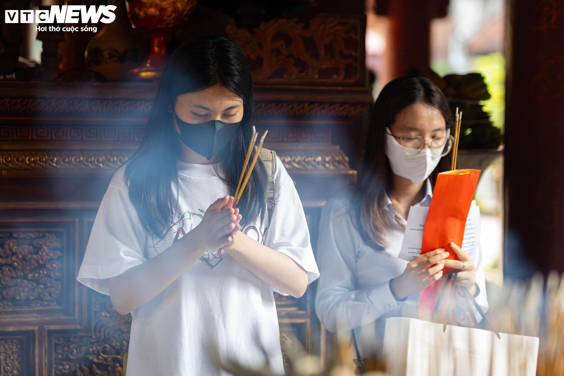 Sĩ tử mang bút, giấy báo thi đến Văn Miếu 'xin vía đỗ đại học' - Ảnh 6. Sĩ tử mang bút, giấy báo thi đến Văn Miếu 'xin vía đỗ đại học' - Ảnh 6.