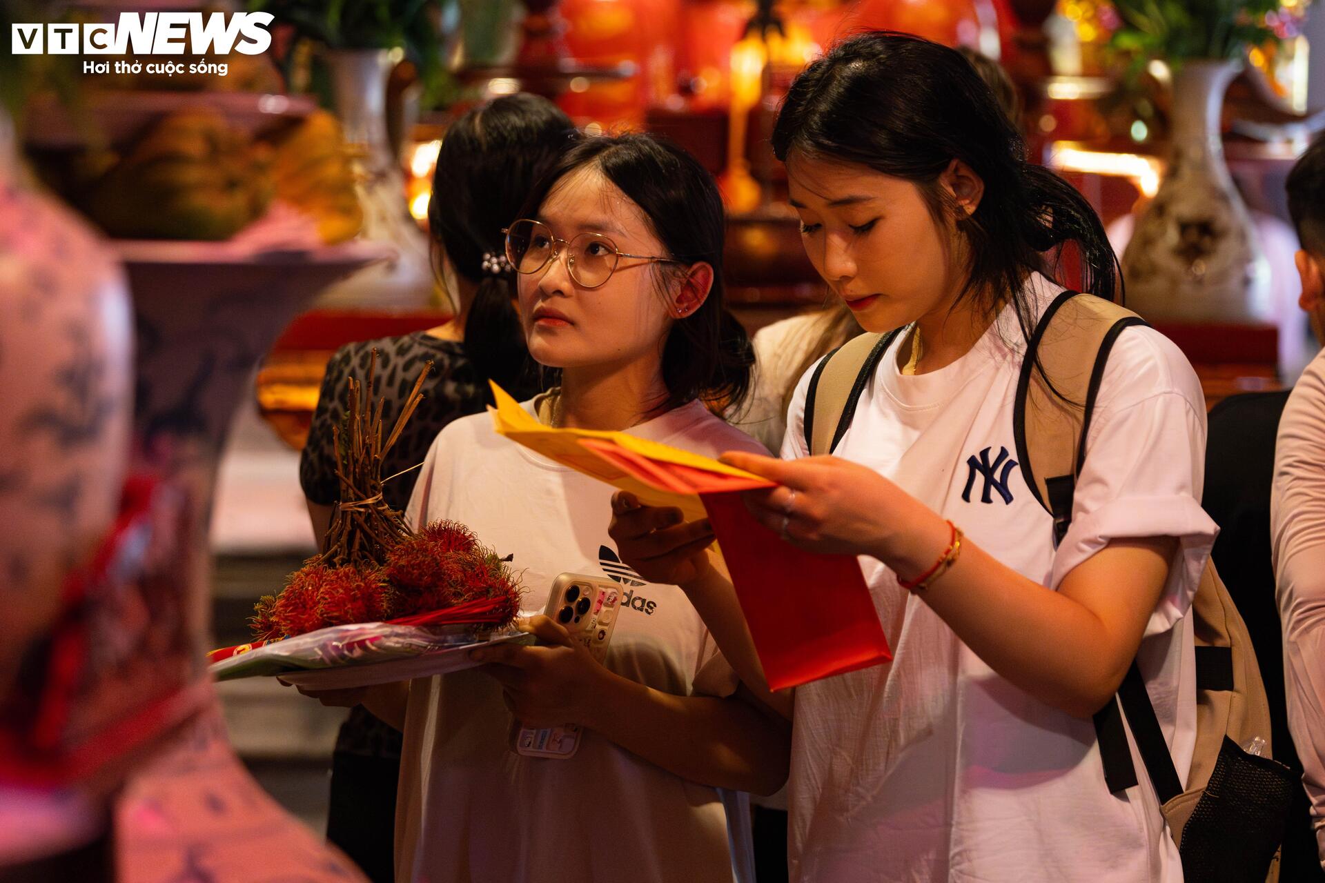 Sĩ tử mang bút, giấy báo thi đến Văn Miếu 'xin vía đỗ đại học' - Ảnh 10. Sĩ tử mang bút, giấy báo thi đến Văn Miếu 'xin vía đỗ đại học' - Ảnh 10.