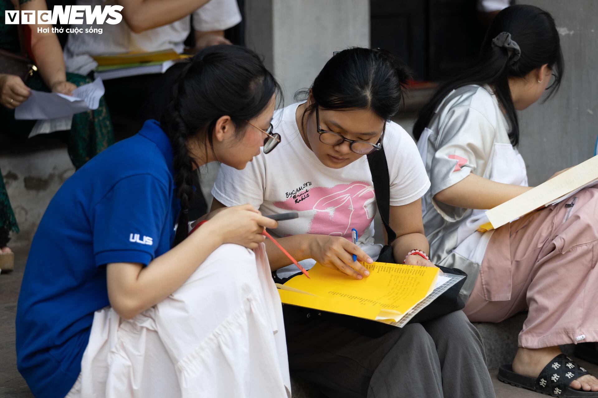 Sĩ tử mang bút, giấy báo thi đến Văn Miếu 'xin vía đỗ đại học' - Ảnh 4. Sĩ tử mang bút, giấy báo thi đến Văn Miếu 'xin vía đỗ đại học' - Ảnh 4.