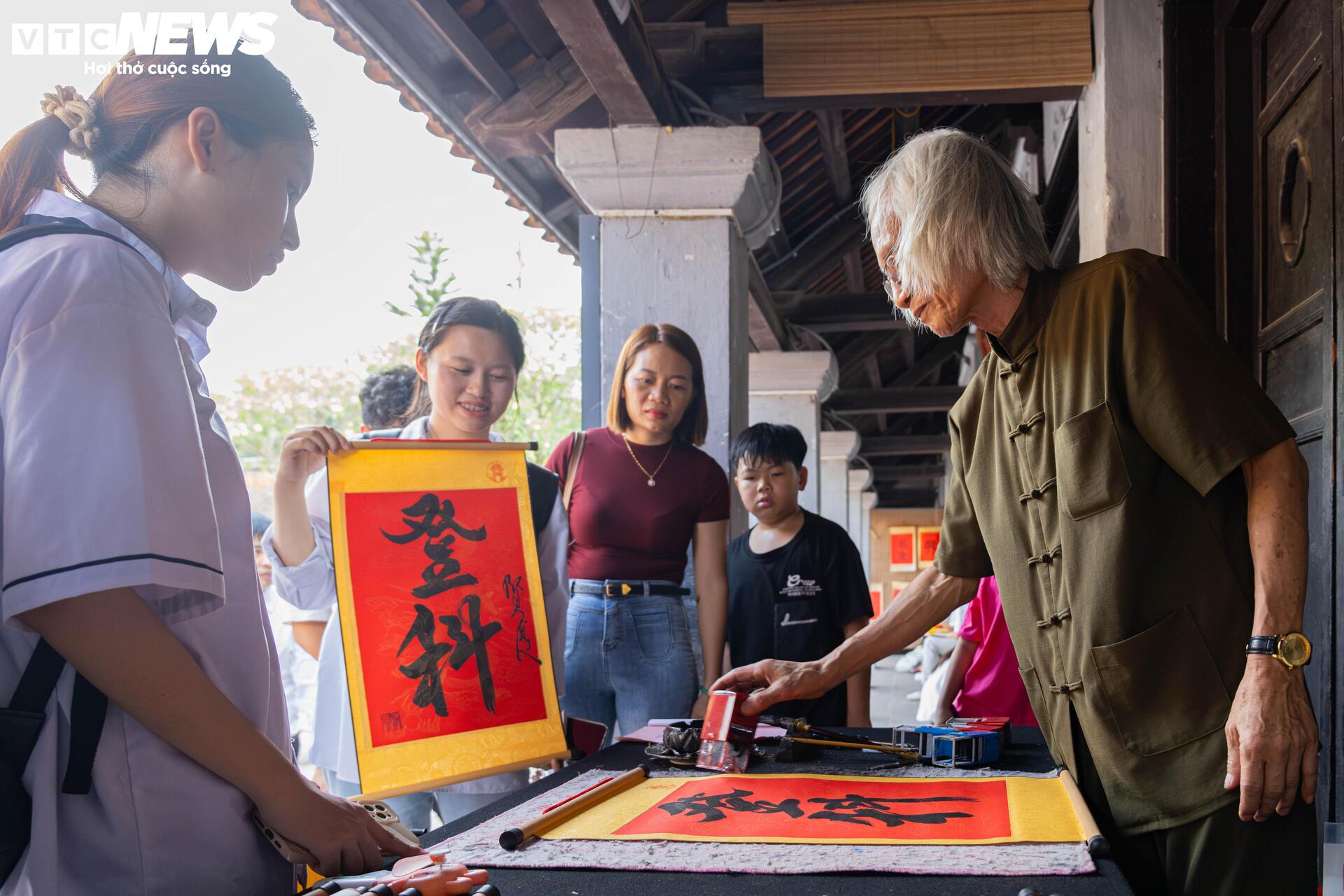 Sĩ tử mang bút, giấy báo thi đến Văn Miếu 'xin vía đỗ đại học' - Ảnh 13. Sĩ tử mang bút, giấy báo thi đến Văn Miếu 'xin vía đỗ đại học' - Ảnh 13.